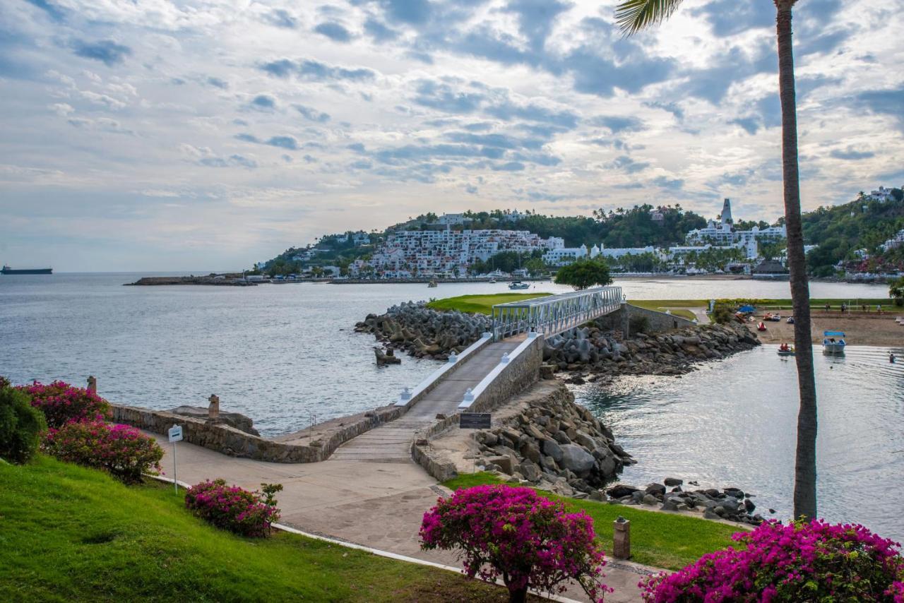 Las Hadas By Brisas Manzanillo Luaran gambar View of the Bay of Acapulco