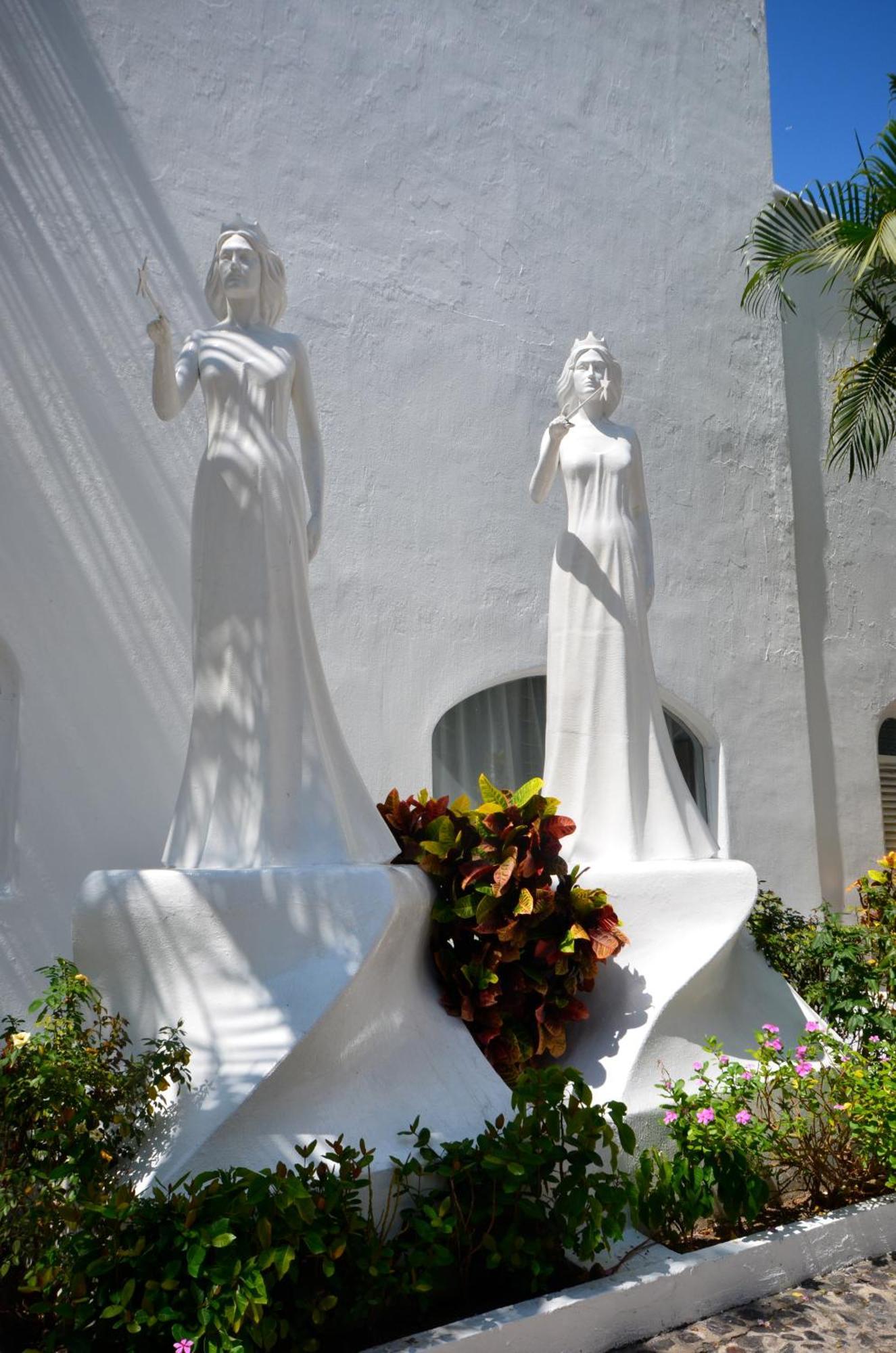 Las Hadas By Brisas Manzanillo Luaran gambar The two statues of the Virgin Mary