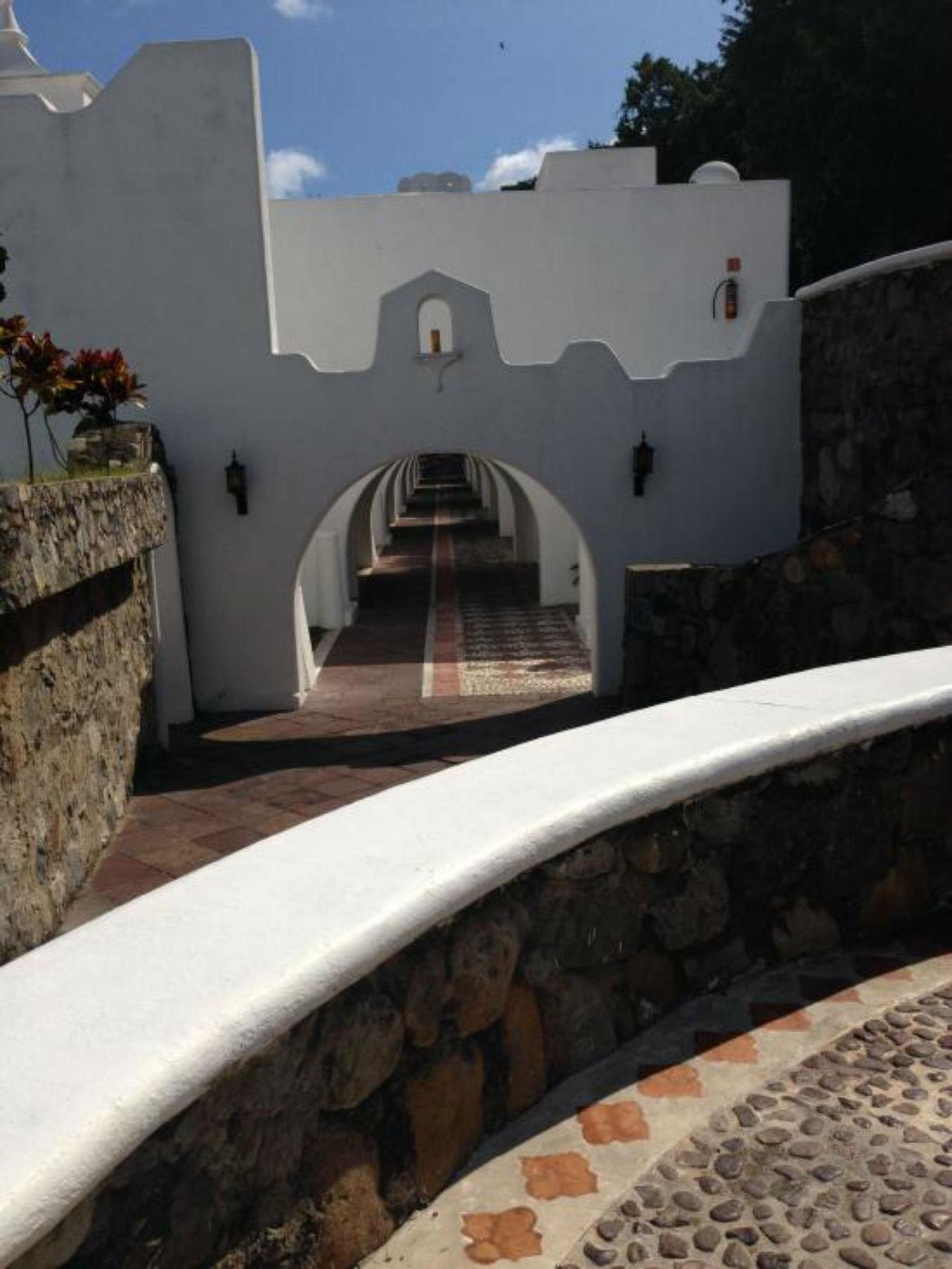 Las Hadas By Brisas Manzanillo Luaran gambar Entrance to the fort