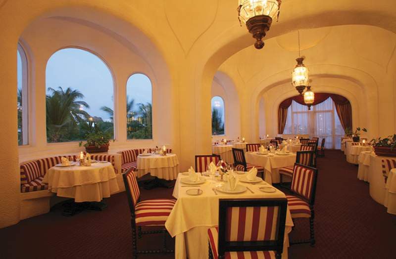 Las Hadas By Brisas Manzanillo Restoran gambar The restaurant at the Taj Mahal Palace