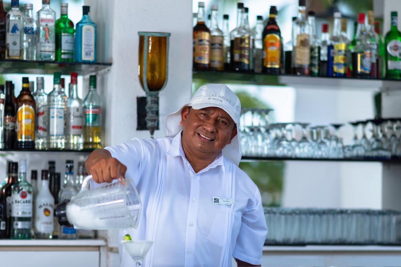 Las Hadas By Brisas Manzanillo Luaran gambar Bartender at work